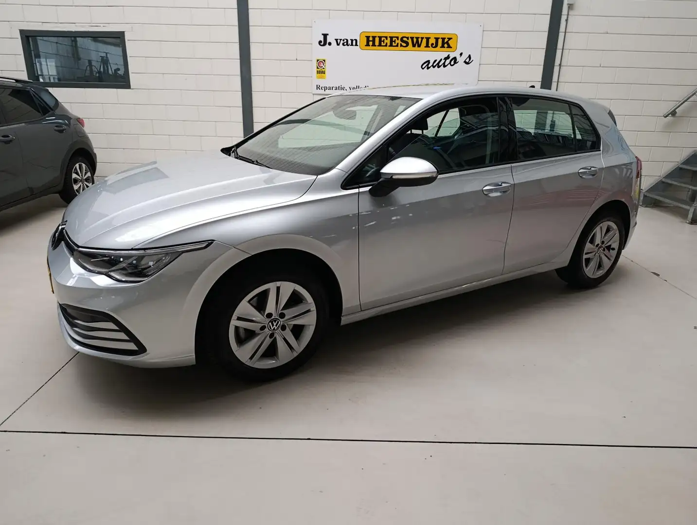 Volkswagen Golf 1.0 eTSI Life Navigatie | Pdc V+A | Lmv | Automaat Grijs - 1