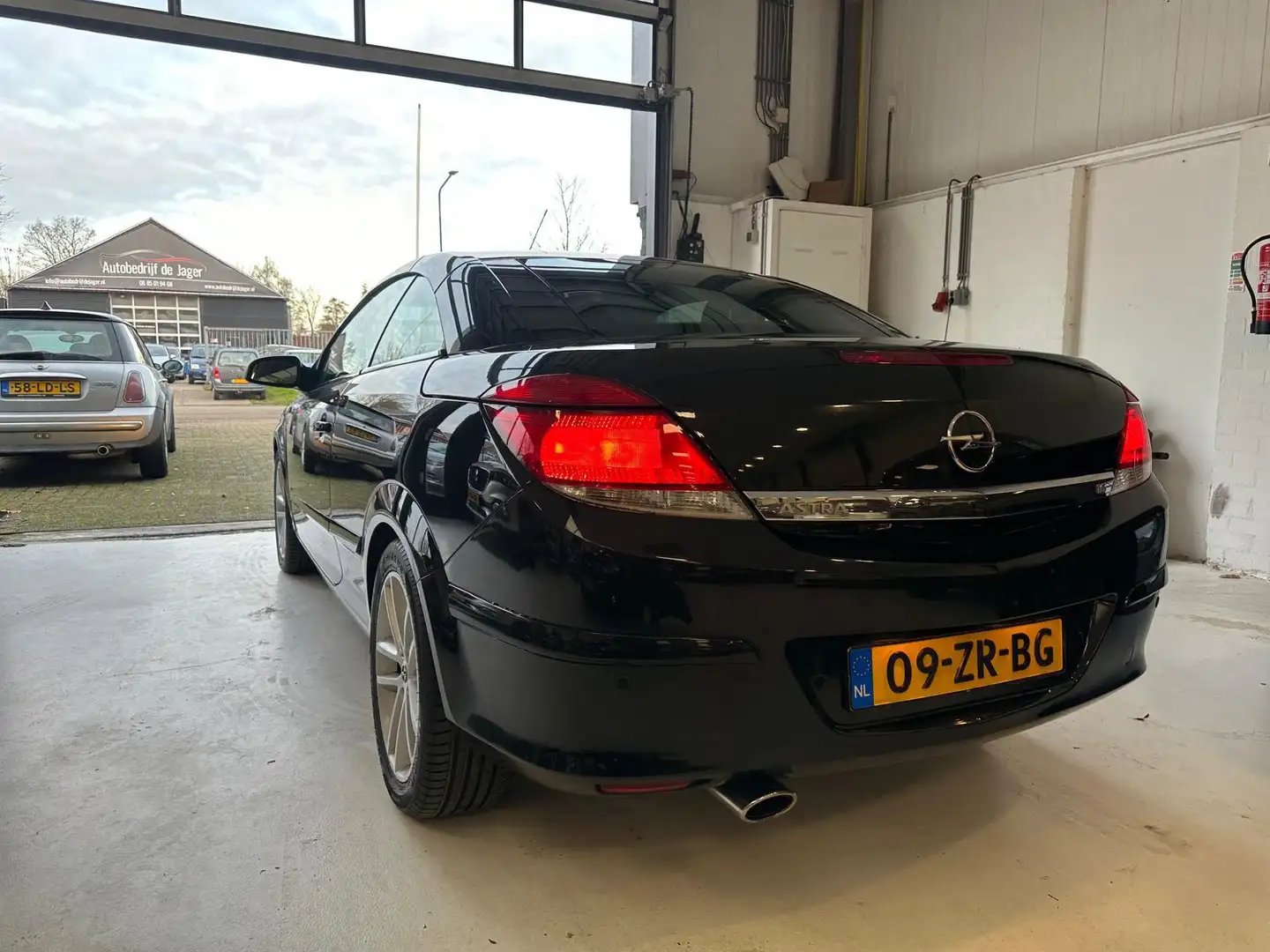 Opel Astra TwinTop 1.6 Temptation /166886KM NAP/NAVI Schwarz - 2