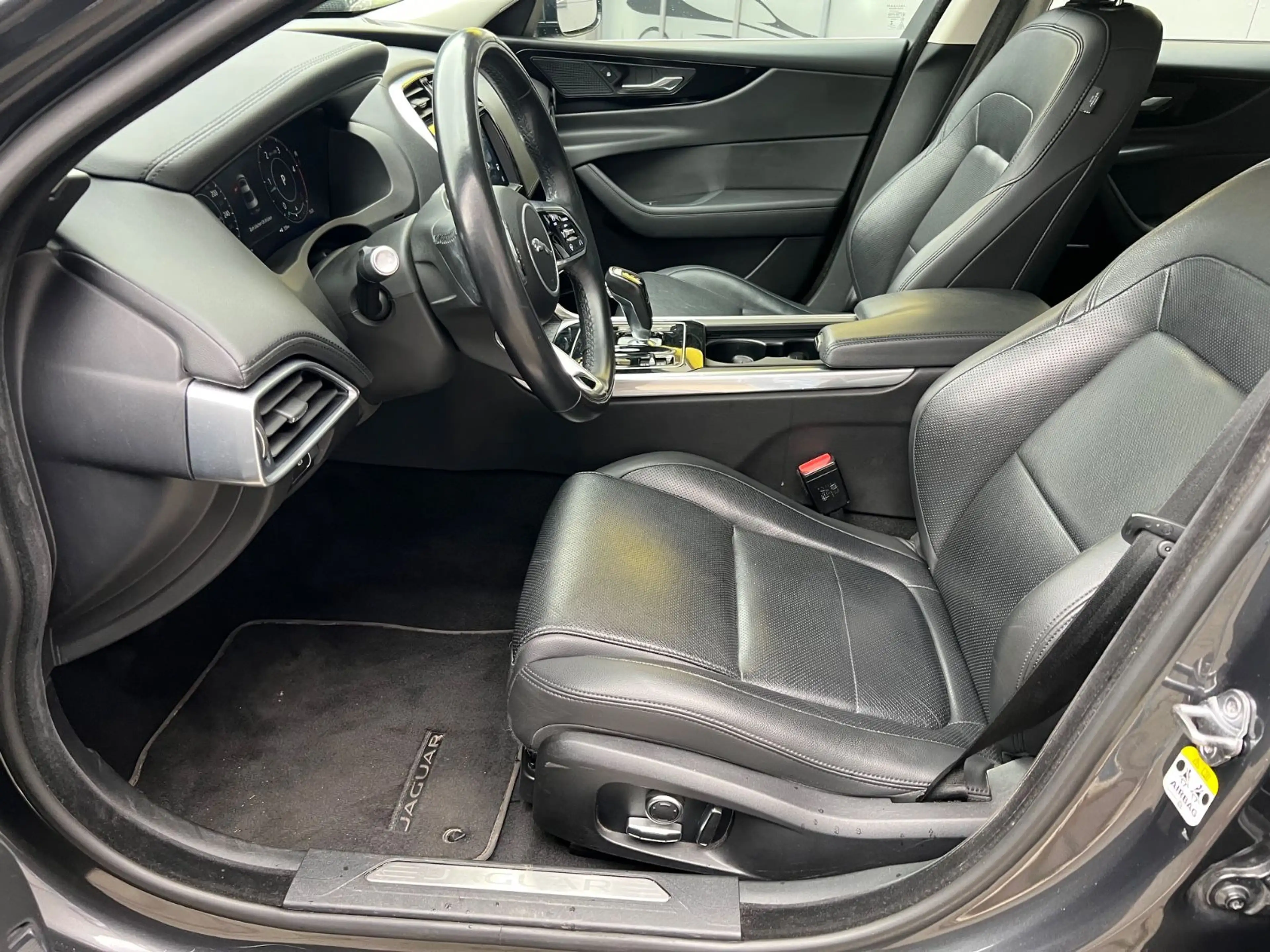 Jaguar XE S/LEDER/NAVI/TEMPOMAT/AUTOMATIK/DAB/MEMORY — photo 10
