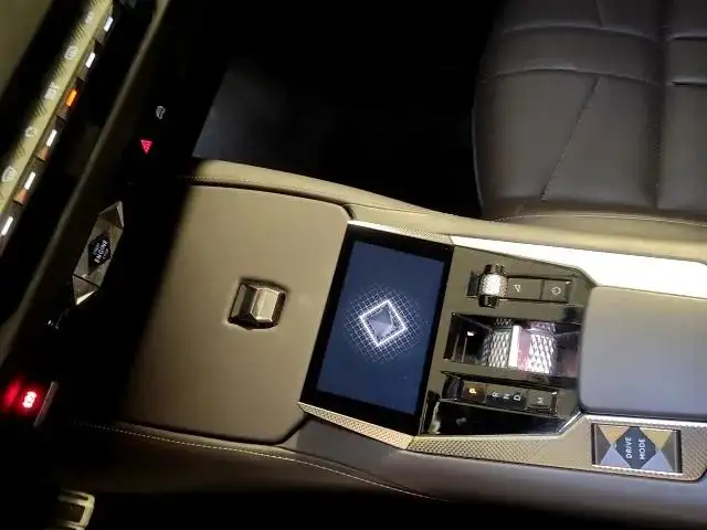 DS Automobiles DS 4 view 17