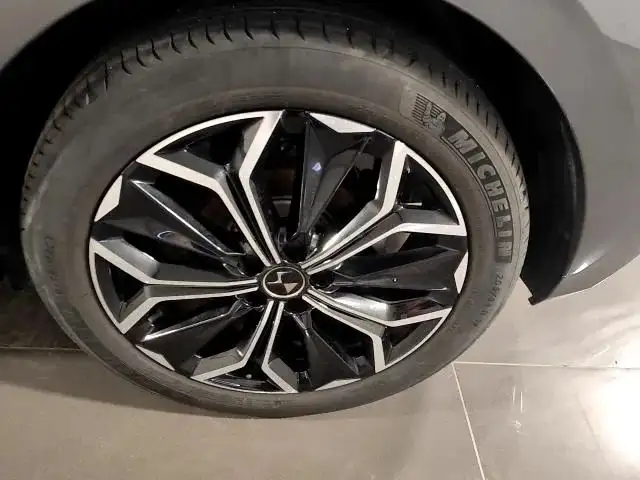 DS Automobiles DS 4 view 7
