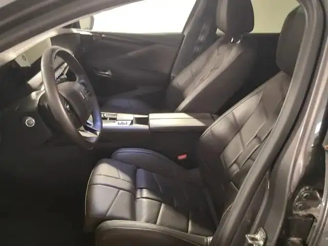 DS Automobiles DS 4 view 8