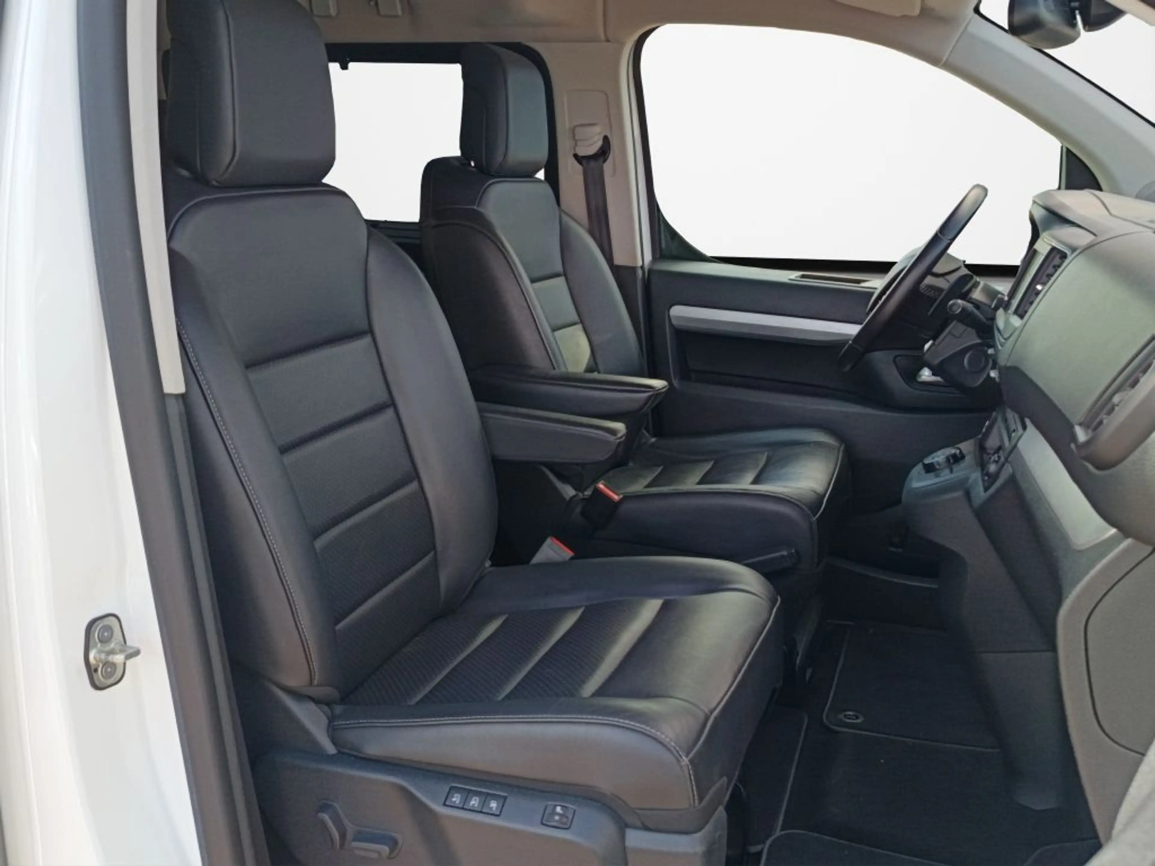 Peugeot Traveller L2 2.0 BlueHDi 180 EAT8 Business VIP — photo 15