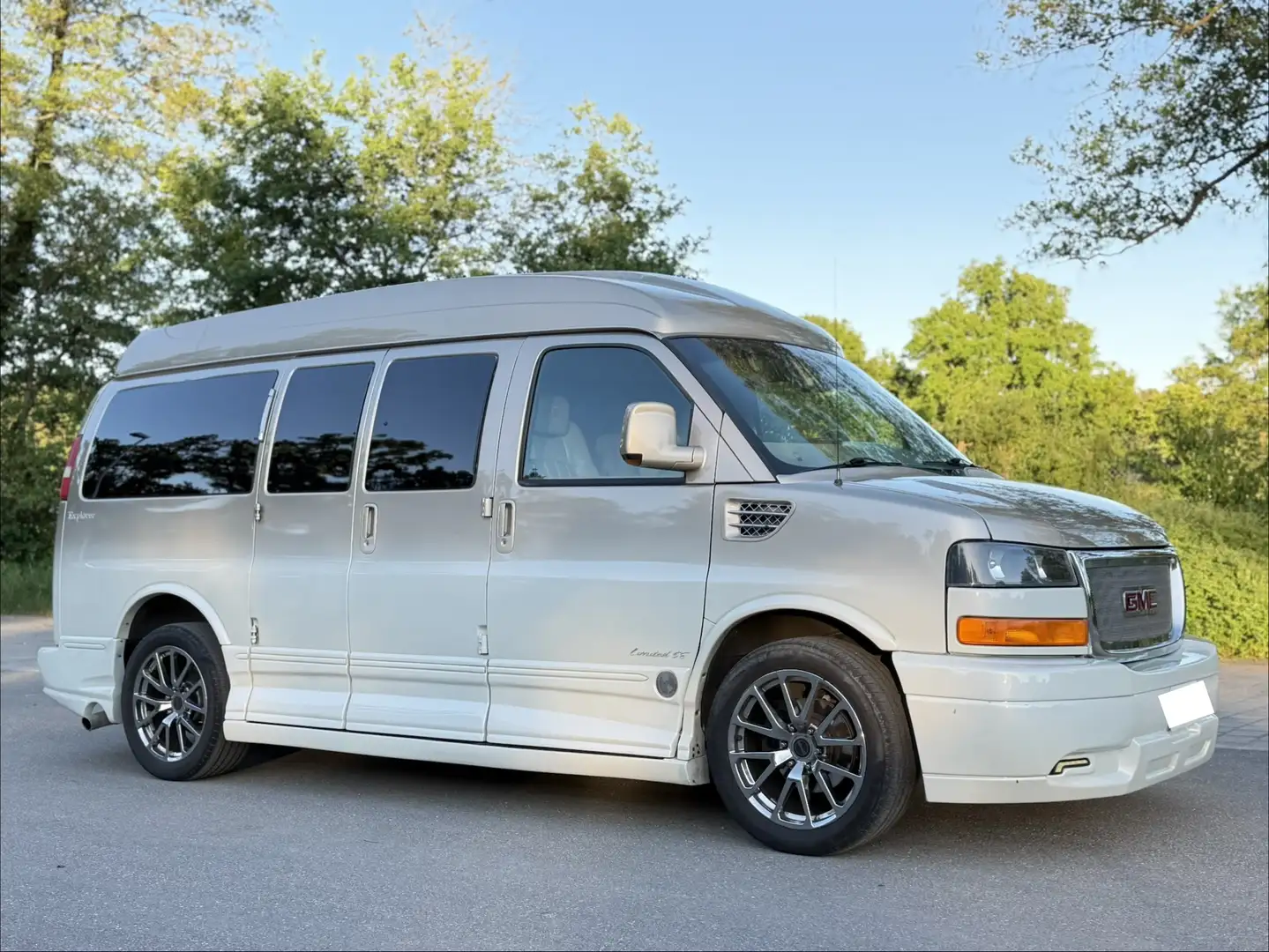 GMC Savana GMC Savana Explorer Limited SE Beige - 2