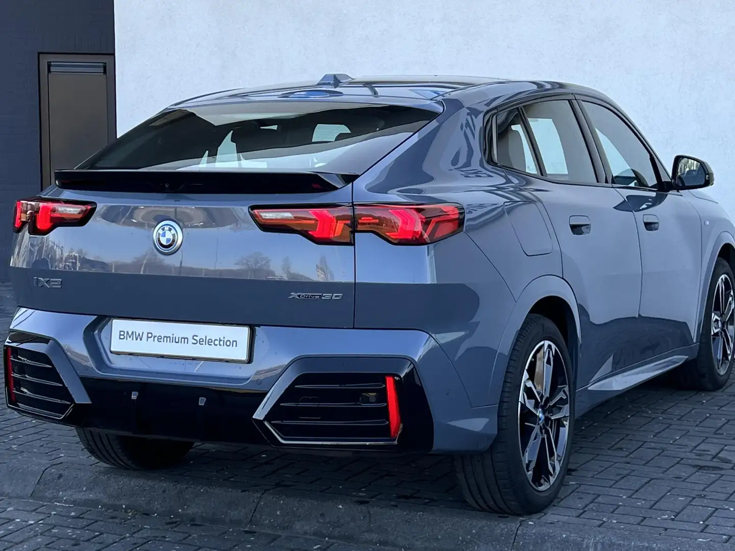BMW iX2 xDrive30 67 kWh | M-Sportpakket |  Iconic Glow nie Grijs - 2