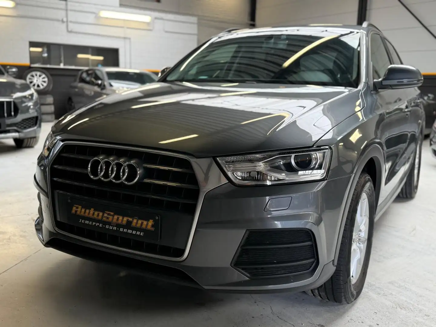 Audi Q3 Q3 2.0 TDi Sport Grijs - 2