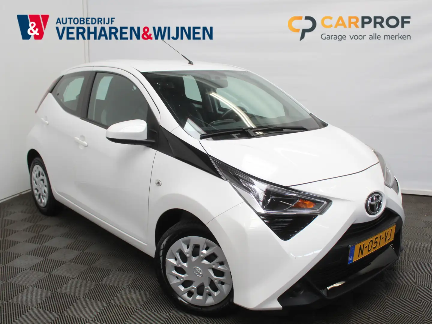 Toyota Aygo 1.0 VVT-i x-play | AIRCO | CAMERA | CARPLAY | LED Bianco - 1