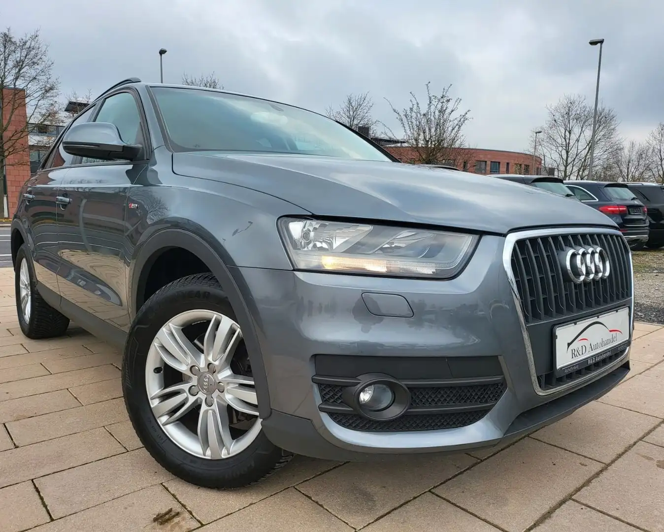 Audi Q3 2.0 TFSI quattro S-LINE/NAVI/LEDER/KLIMA Grau - 2