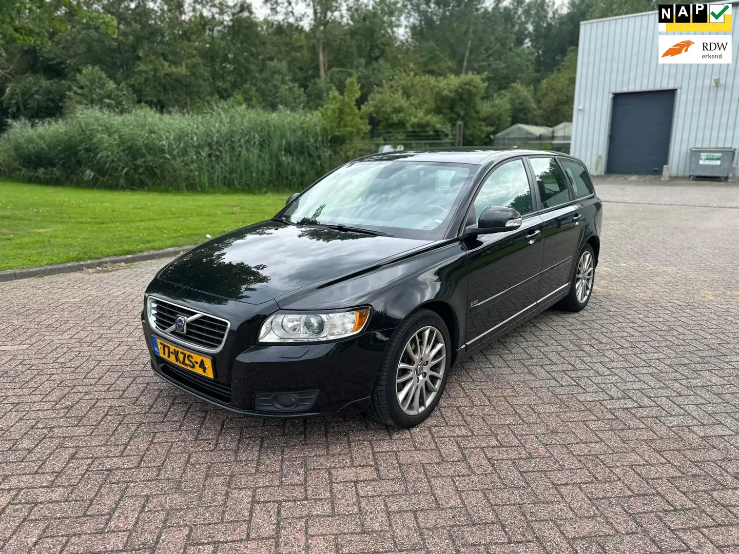 Volvo V50 2.4 D5 Momentum/AUTOMAAT/AIRCO/LEDER/YOUNGTIMER Zwart - 1