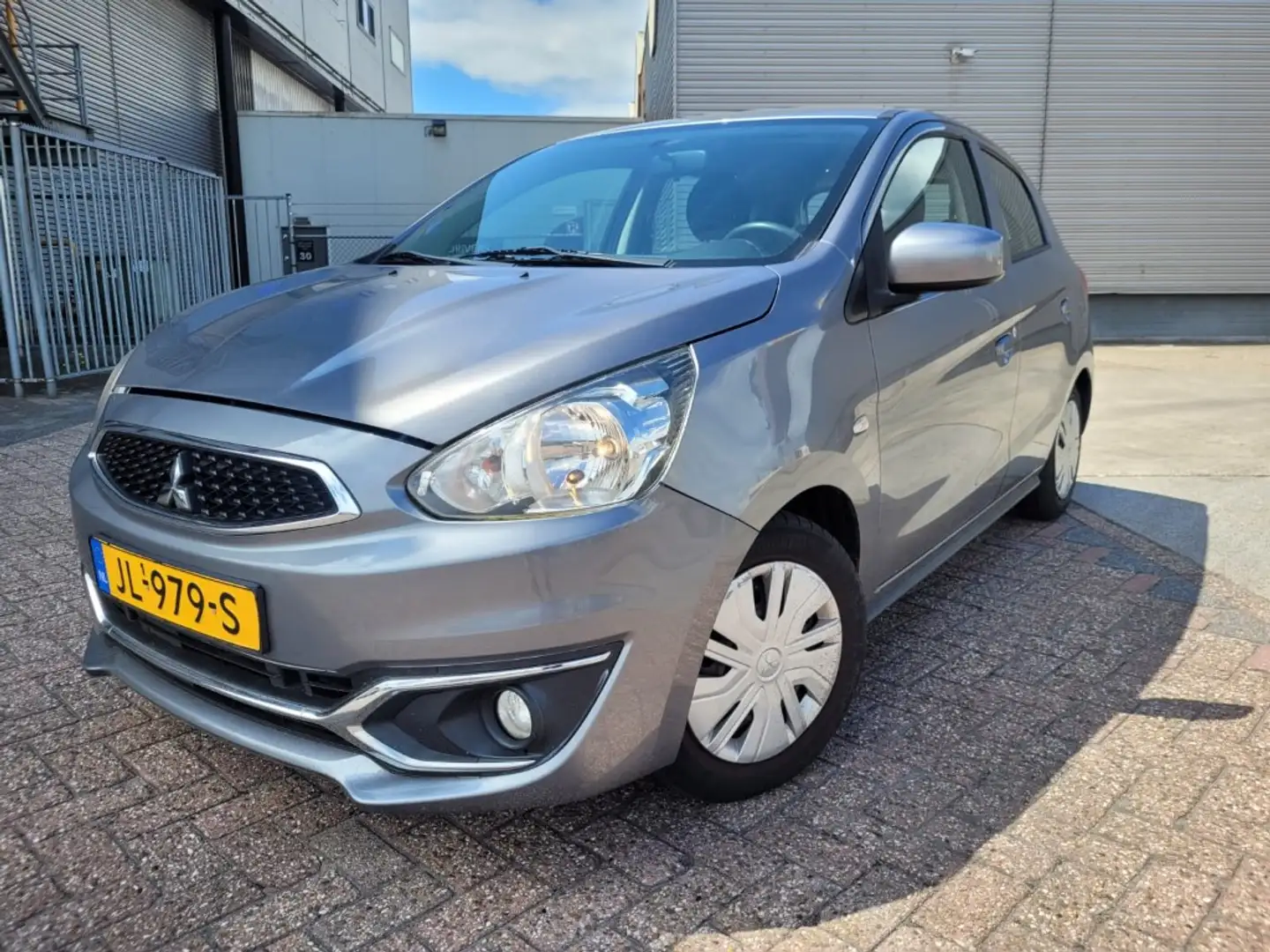 Mitsubishi Space Star 1.0 Cool+ Grijs - 1
