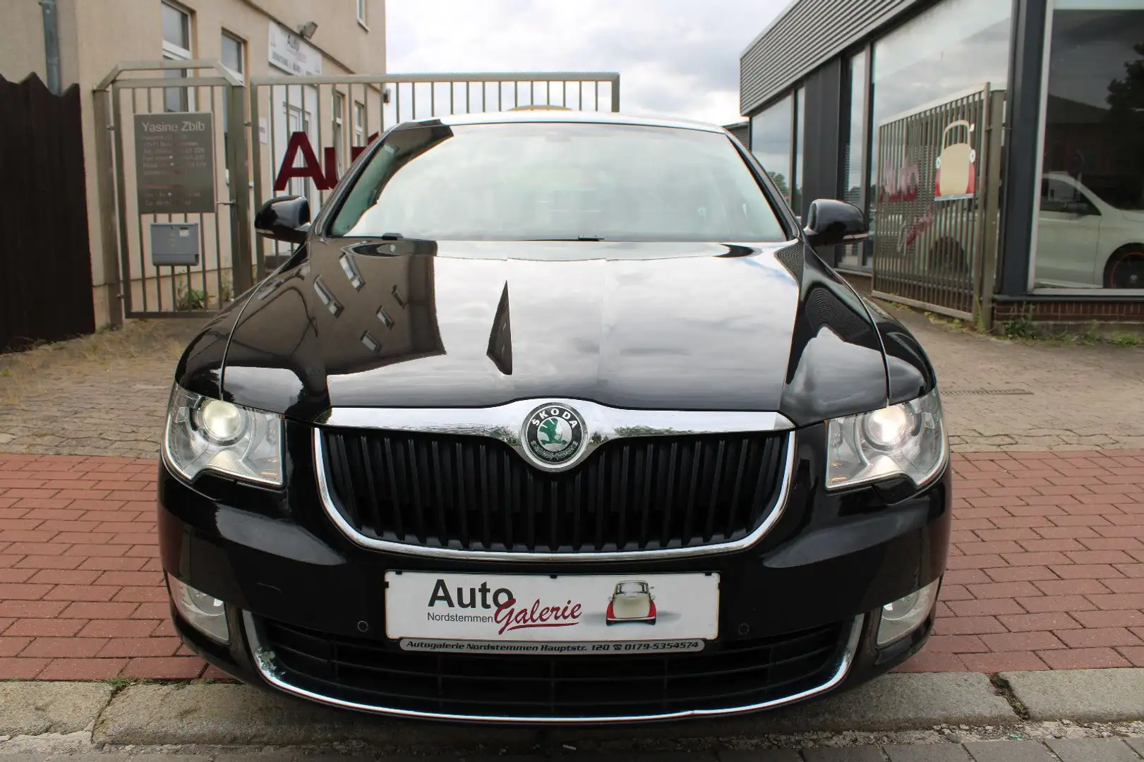 Skoda Superb Elegance|Bi-Xenon|Navi|Klimaauto|Sitzheiz Schwarz - 2