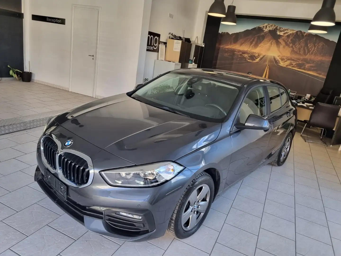 BMW 116 116d 5p. Business Advantage Grijs - 1