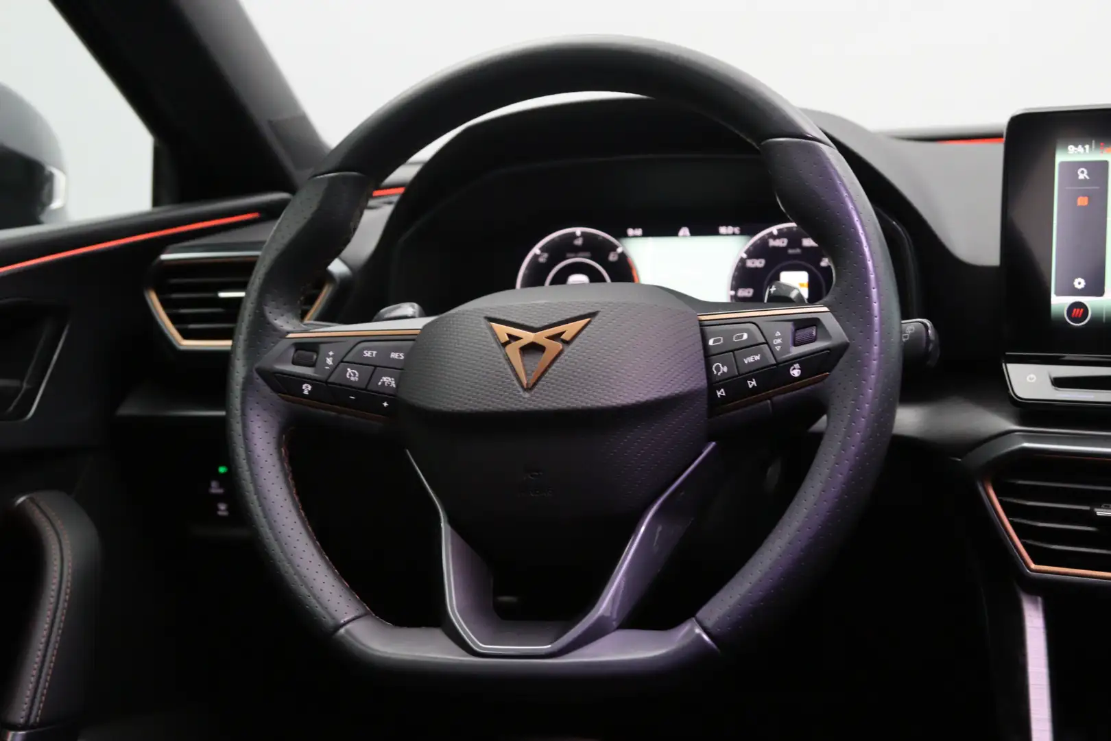 CUPRA Leon 1.4 e-Hybrid VZ 245 PK Copper Edition PHEV, Winter Grijs - 2