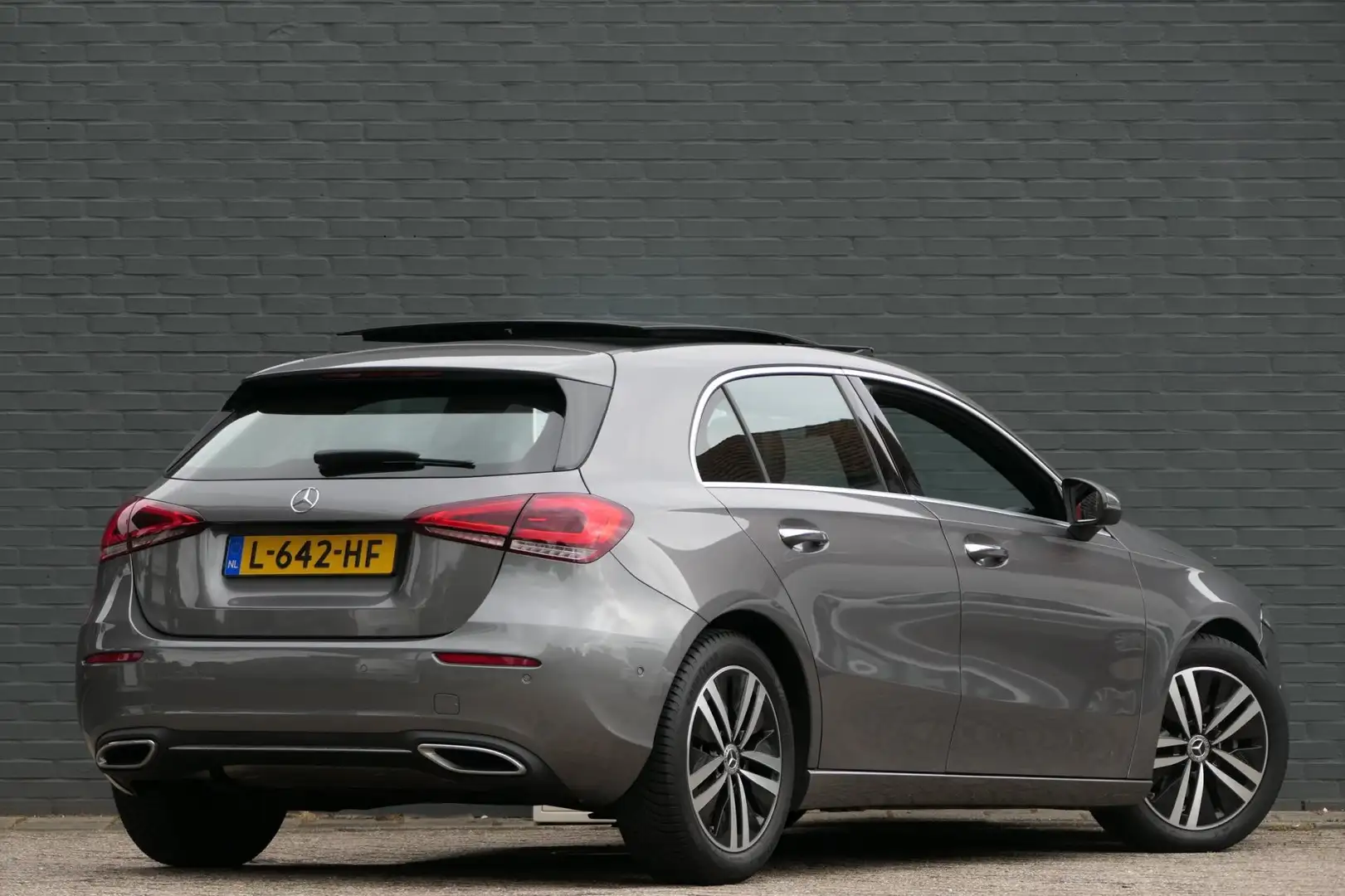 Mercedes-Benz A 180 Business Solution Luxury Panoramadak | Leer | Wide Grijs - 2