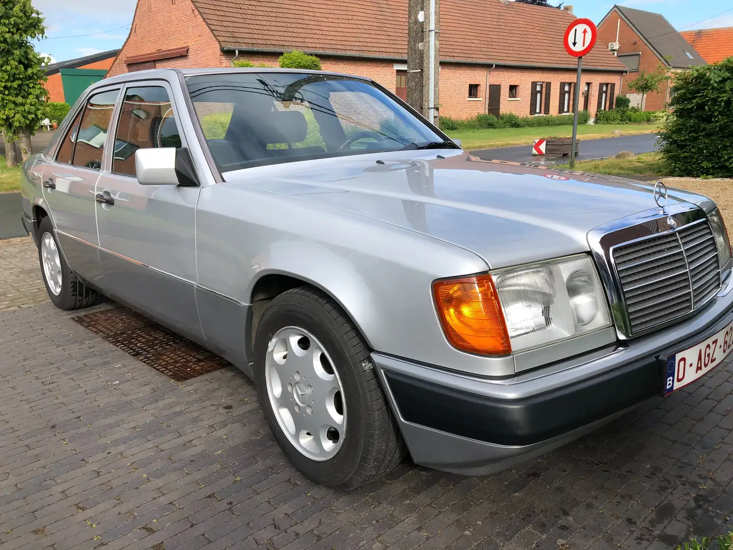 Mercedes-Benz E 280 280 E srebrna - 1