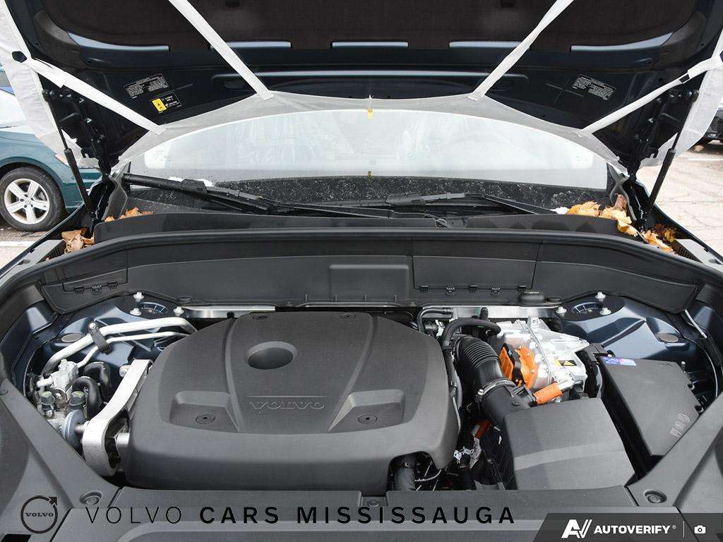 2026 Volvo XC90 T8 Core thumb 8