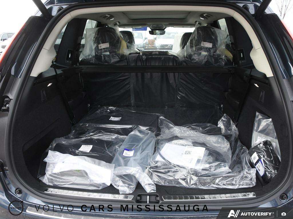 2026 Volvo XC90 T8 Core thumb 11