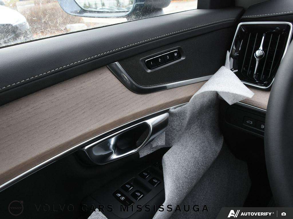 2026 Volvo XC90 T8 Core thumb 17