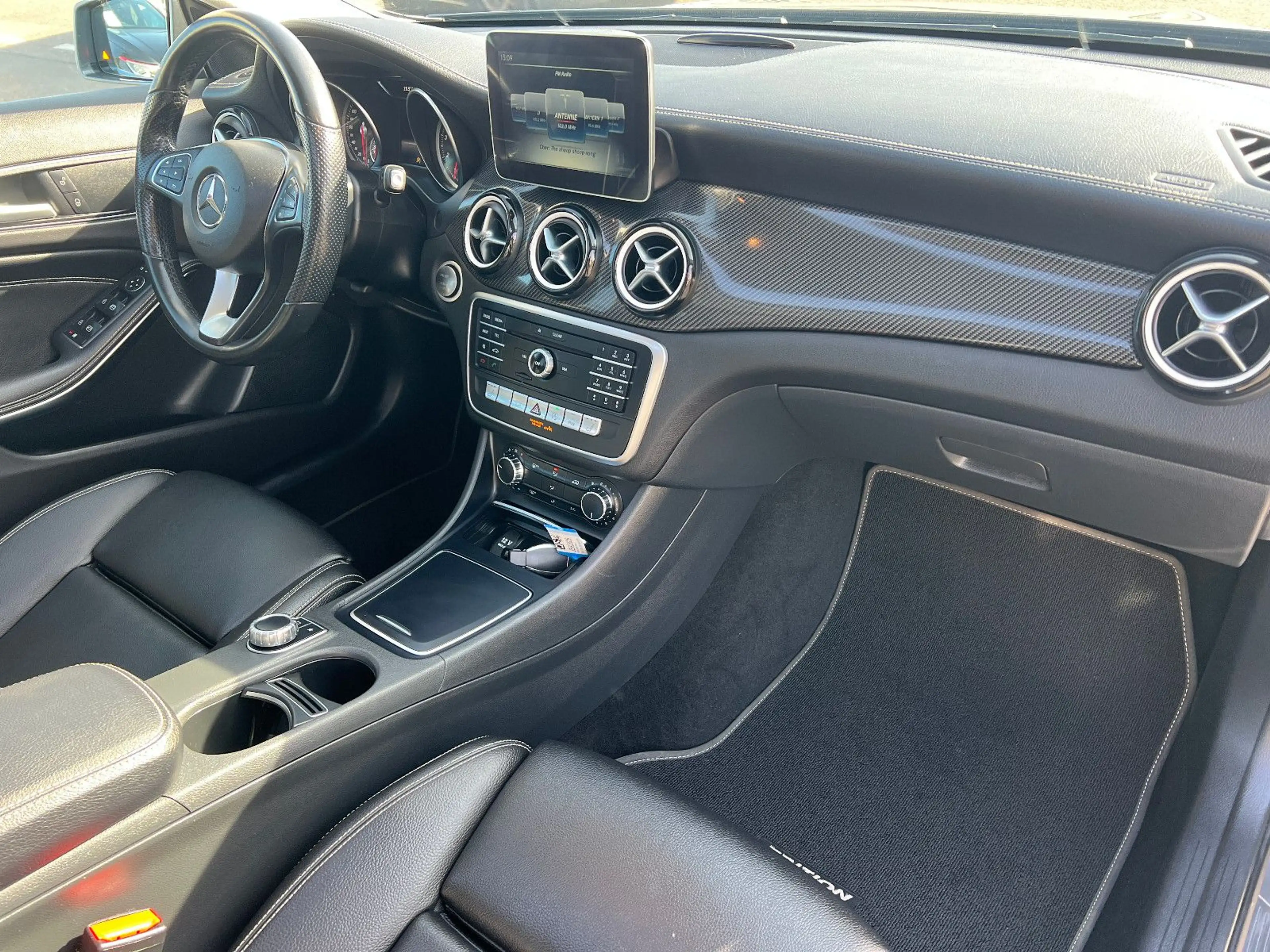 Mercedes-Benz GLA 200 Urban Style Edition PANO AMGFINANZIERUNG — photo 7