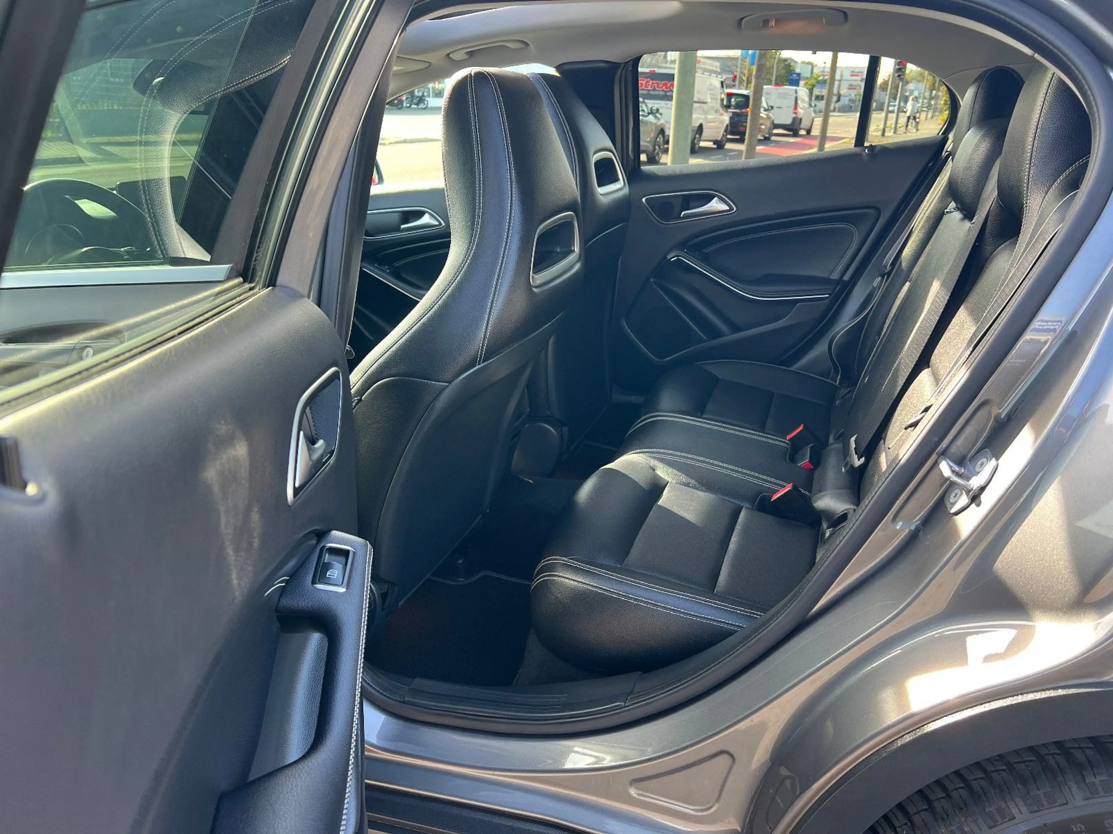 Mercedes-Benz GLA 200 Urban Style Edition PANO AMGFINANZIERUNG — photo 13
