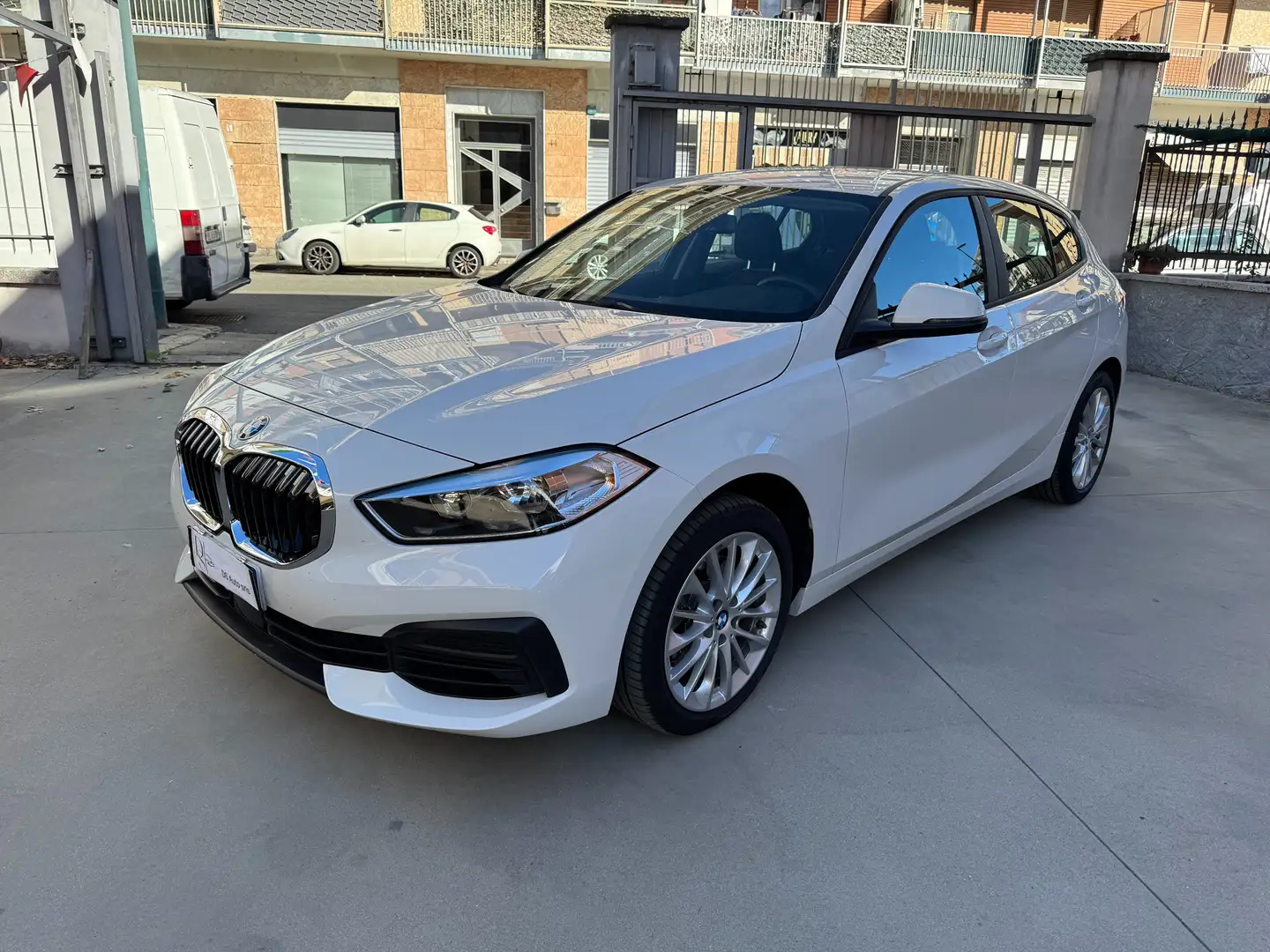 BMW 118 Business Advantage 140cv auto ADATTA NEOPATENTATI Bianco - 1
