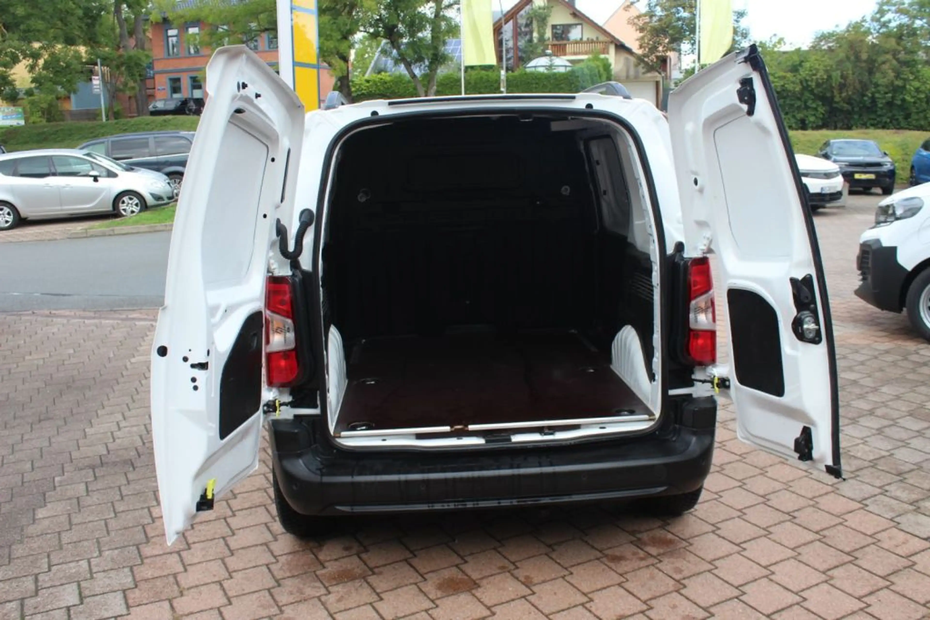 Opel Combo-e Cargo (50-kWh) Edition — photo 7