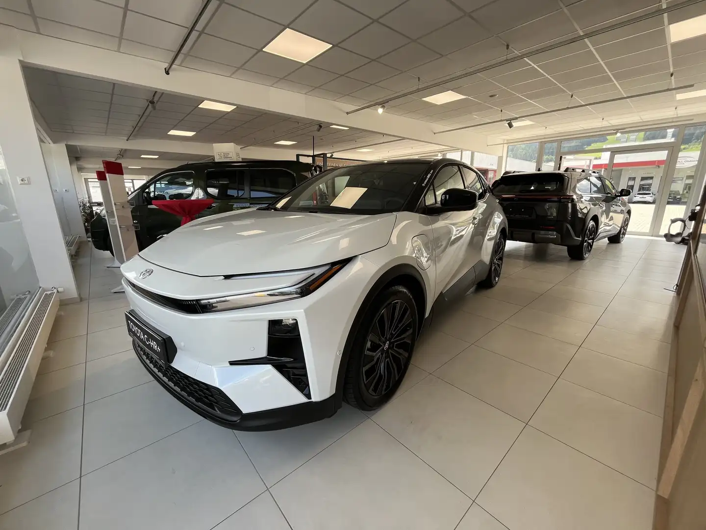 Toyota C-HR+ 252 kW AWD Lounge Orange - 2
