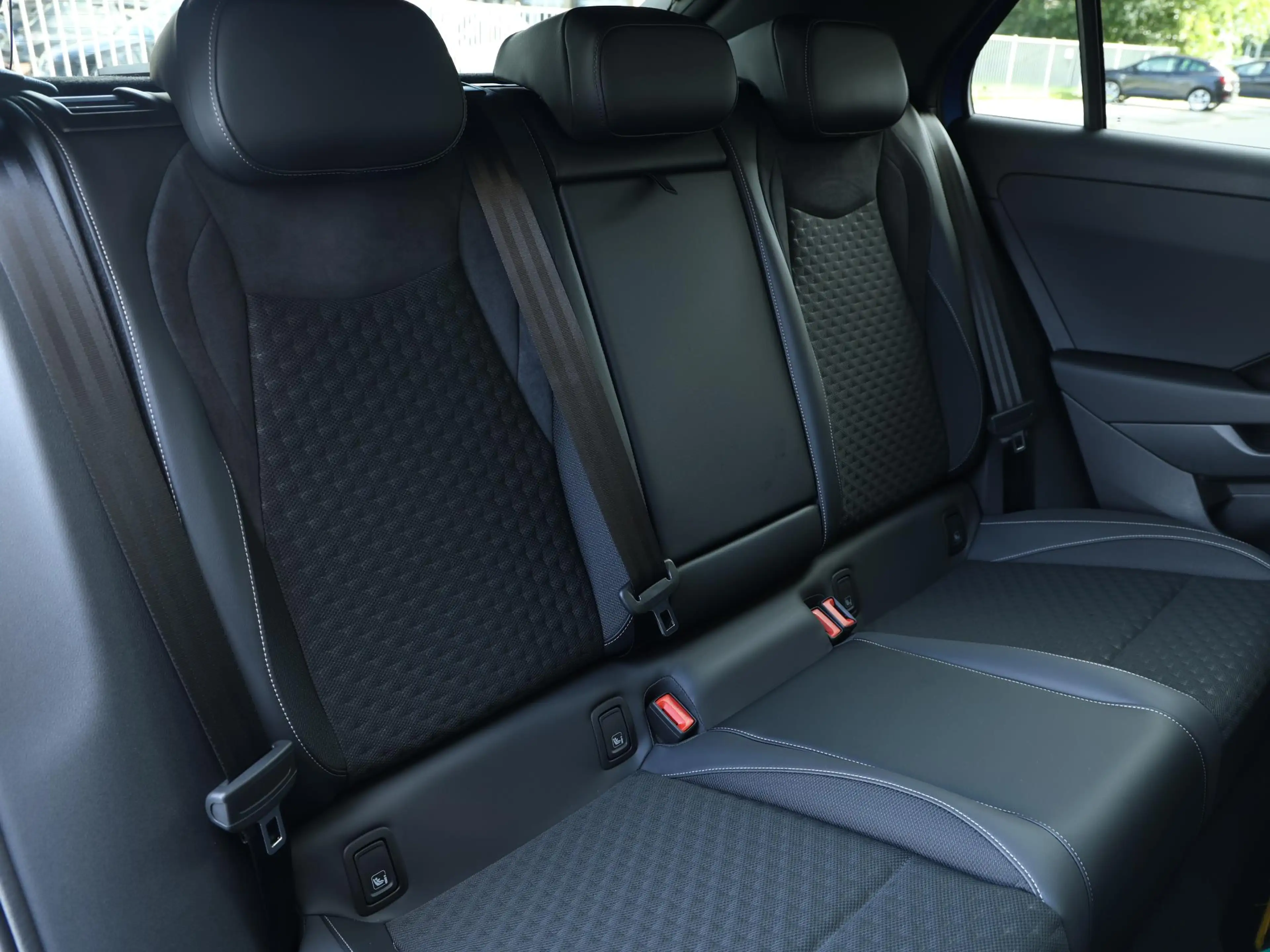 Volkswagen T-Roc R-Line First Edition 1.5 eTSI 150 PK | Headup disp — photo 9