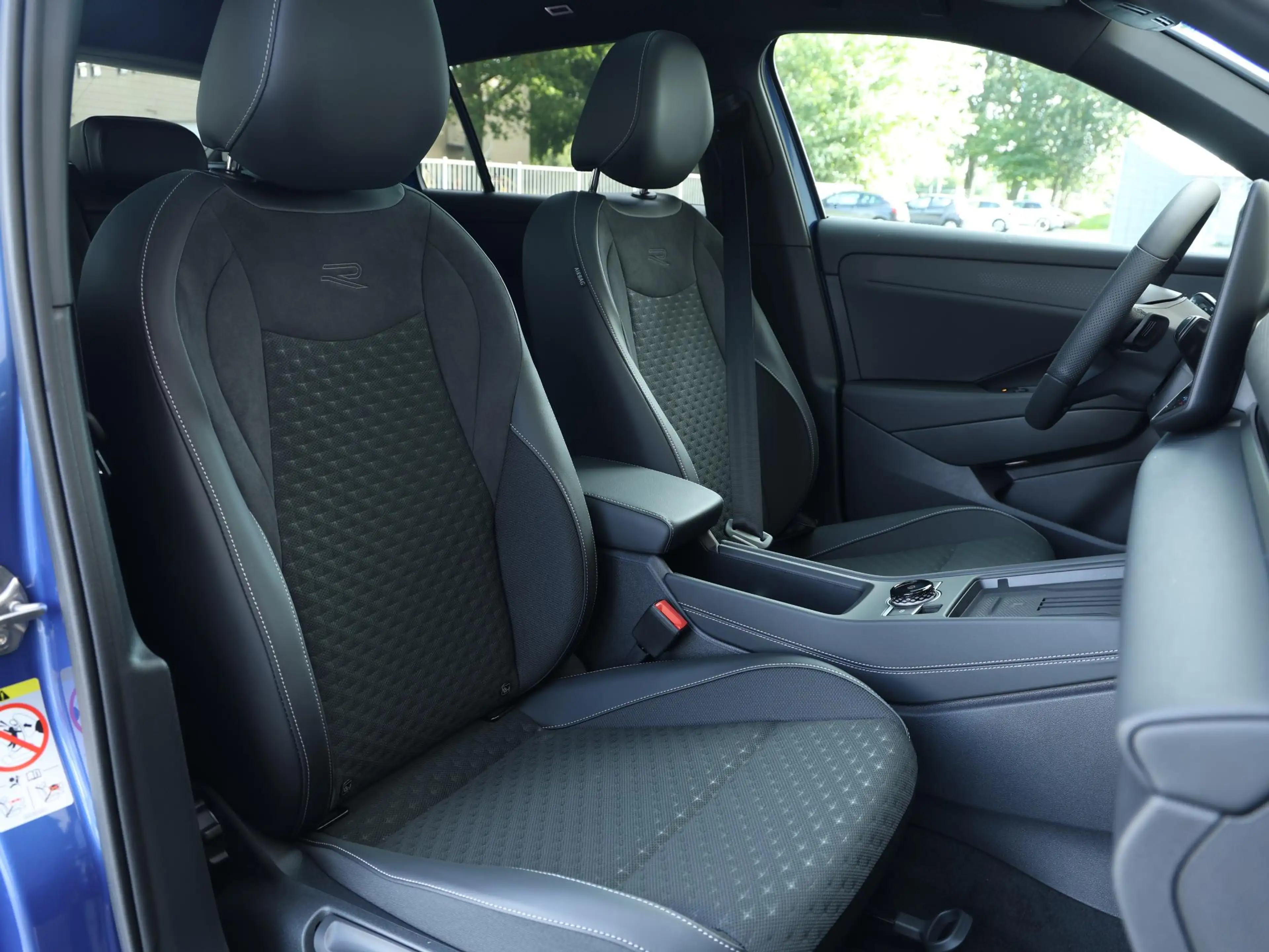 Volkswagen T-Roc R-Line First Edition 1.5 eTSI 150 PK | Headup disp — photo 8