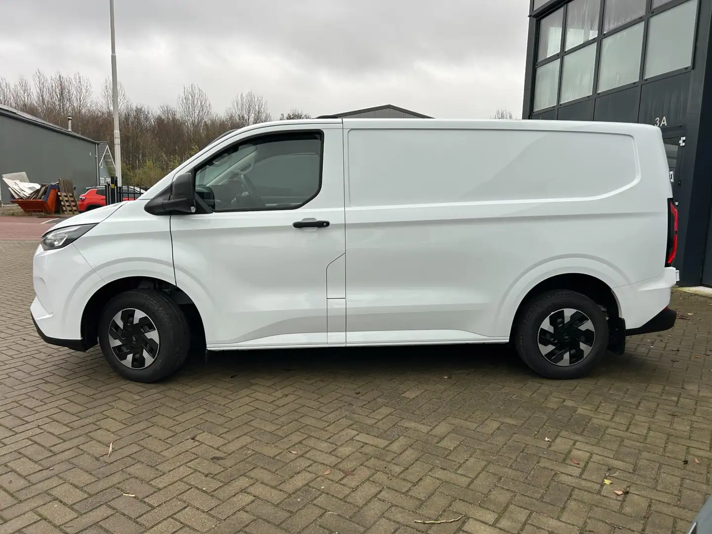Ford Transit Custom E-Transit 320 L1H1 Trend 65 kWh Automaat|Eindejaar Weiß - 2