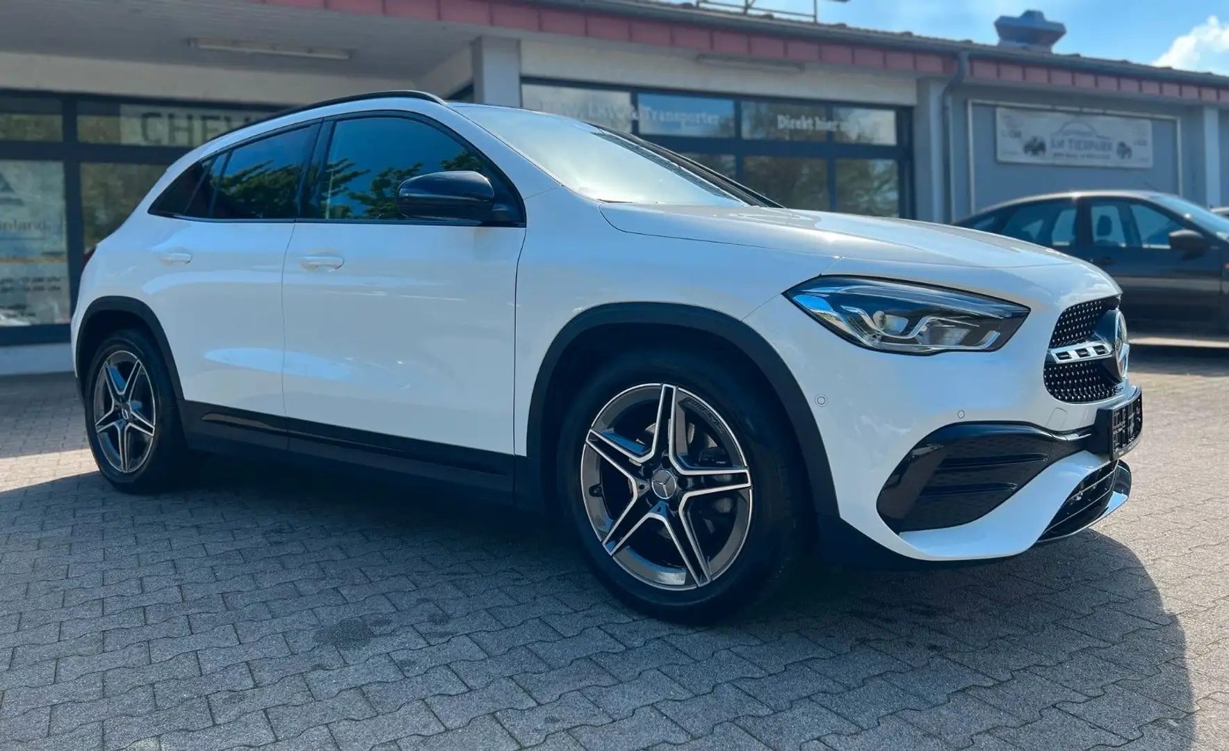 Mercedes-Benz GLA 200 AMG Line Night-Paket Pano 2.Hd MBUX Wide Weiß - 2