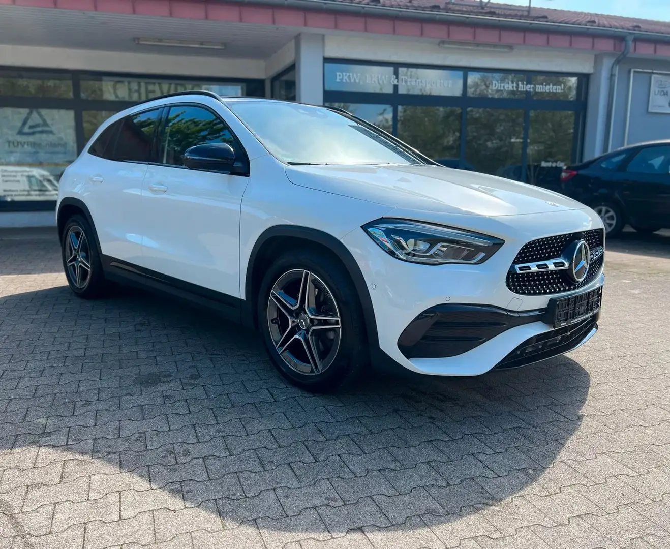Mercedes-Benz GLA 200 AMG Line Night-Paket Pano 2.Hd MBUX Wide Weiß - 1