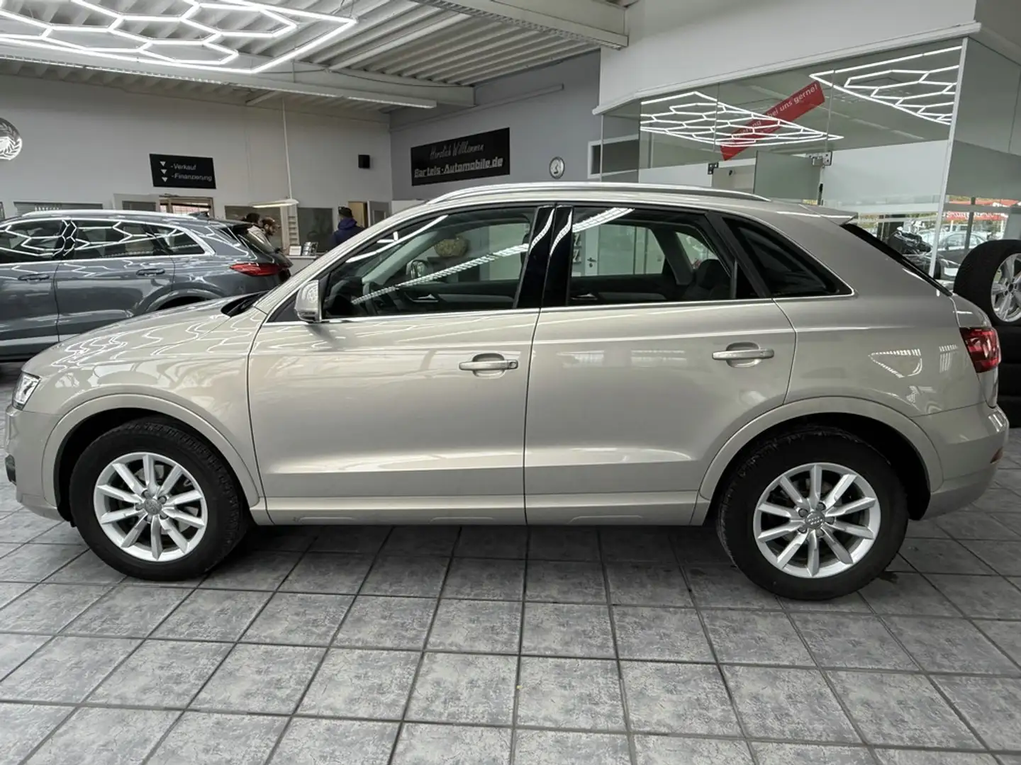 Audi Q3 2.0 TDI, 1.Hand, Leder, Bi-Xenon, AHK, Sitzh. Beige - 2