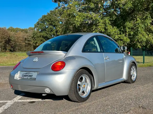 Volkswagen New Beetle view 6
