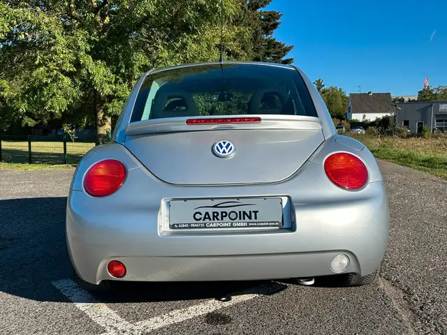 Volkswagen New Beetle view 4