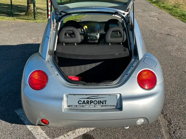 Volkswagen New Beetle view 5