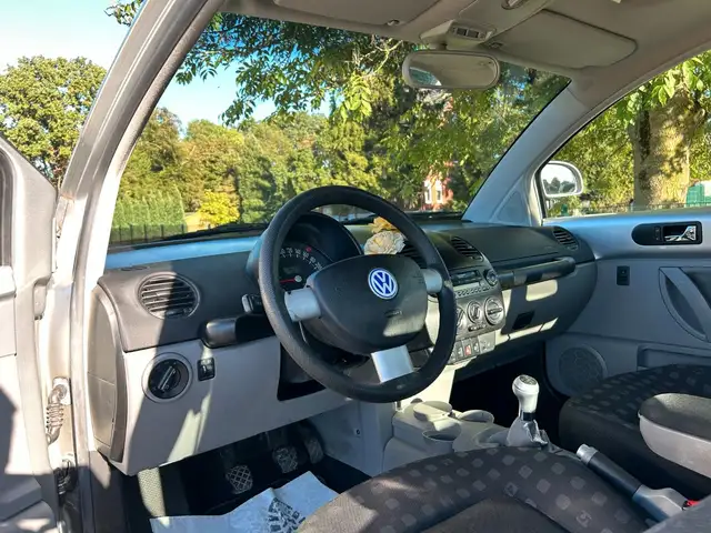 Volkswagen New Beetle view 12