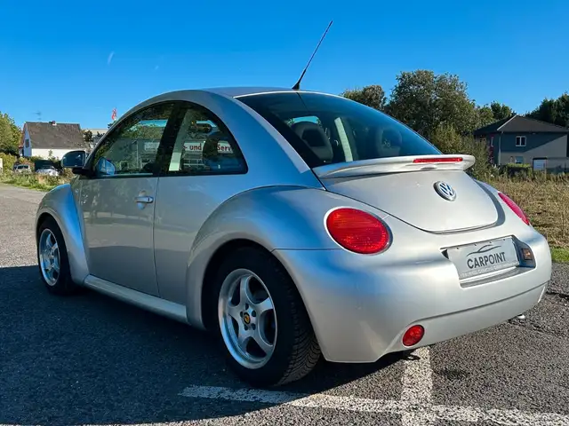 Volkswagen New Beetle view 3