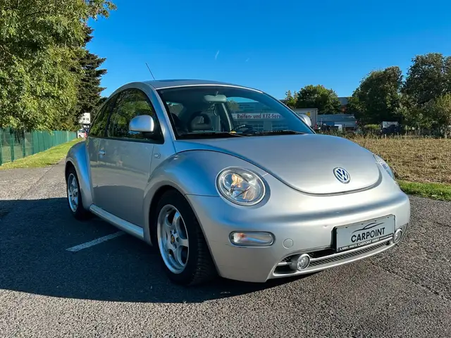 Volkswagen New Beetle view 8