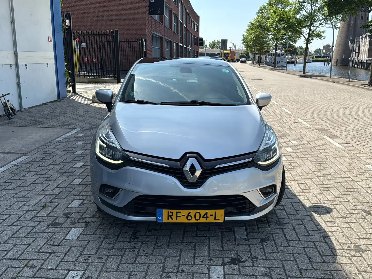 Renault Clio Clio 1.2 TCe Intens pano automaat 1 jaar apk Zilver - 2