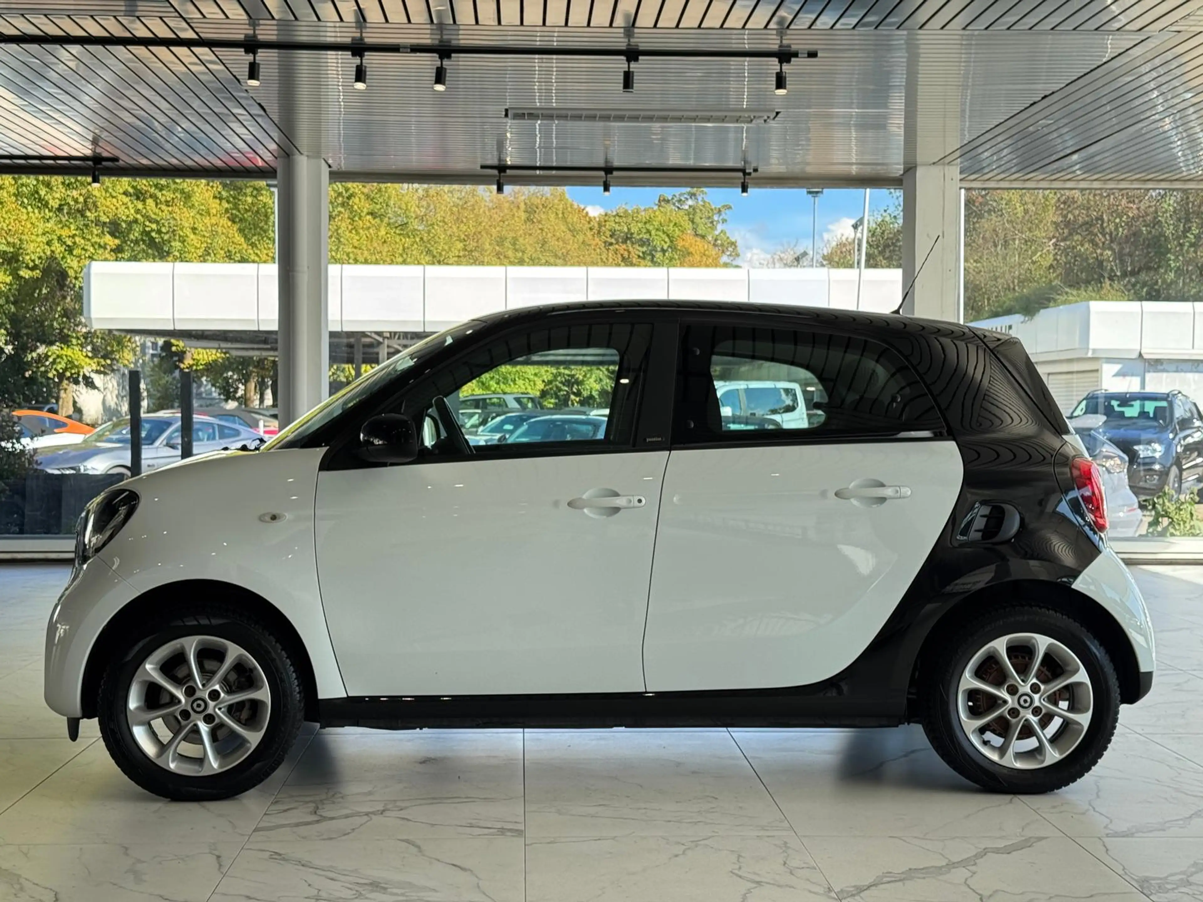 smart forFour PASSION*LED*TEMPOMAT*SITZH*PDC*AMBIENTE* — photo 3