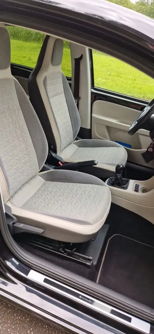 Volkswagen up! 1.0 BMT beats Noir - 2