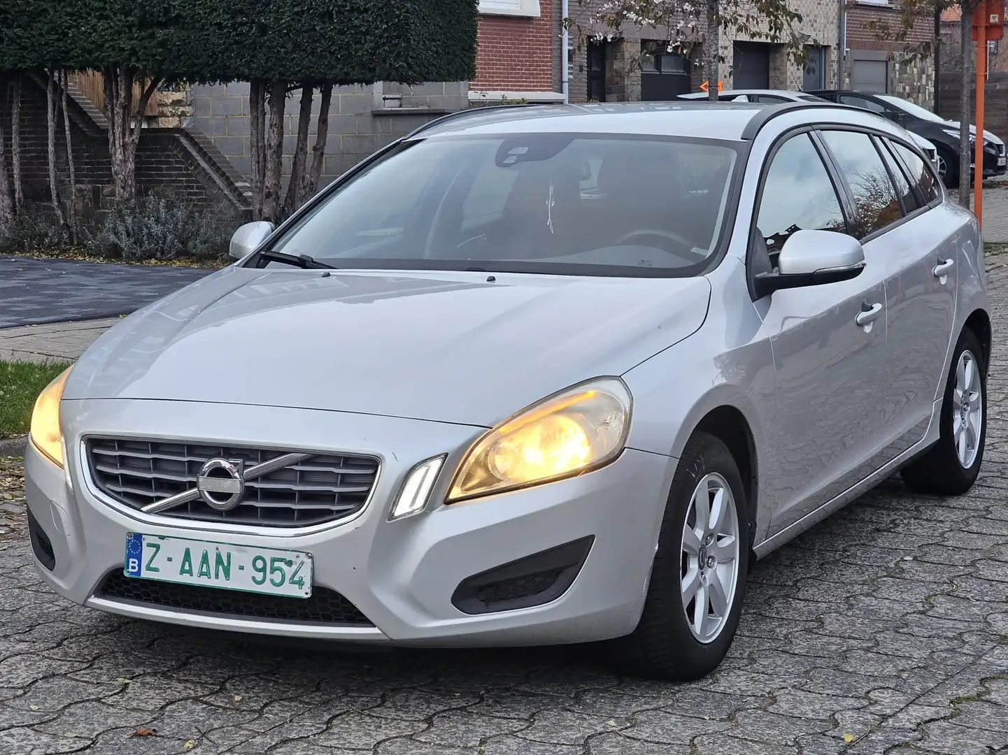 Volvo V60 1.6 D DEALER ONDERHOUDEN 2E EIGENAAR Grijs - 1