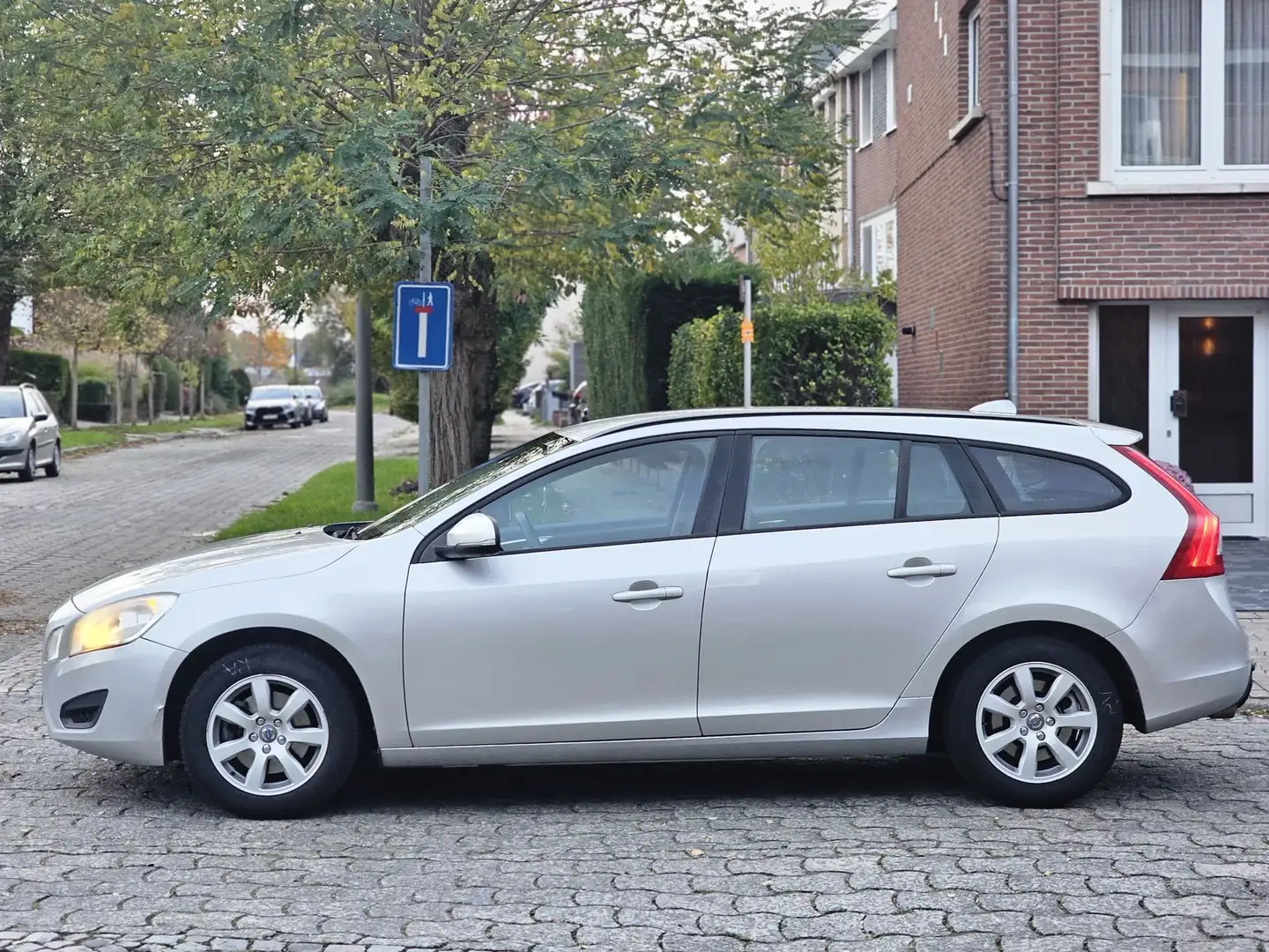 Volvo V60 1.6 D DEALER ONDERHOUDEN 2E EIGENAAR Grijs - 2