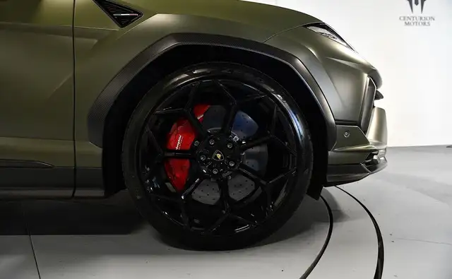 Lamborghini Urus view 7