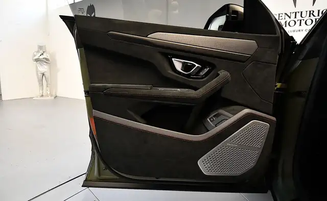 Lamborghini Urus view 13