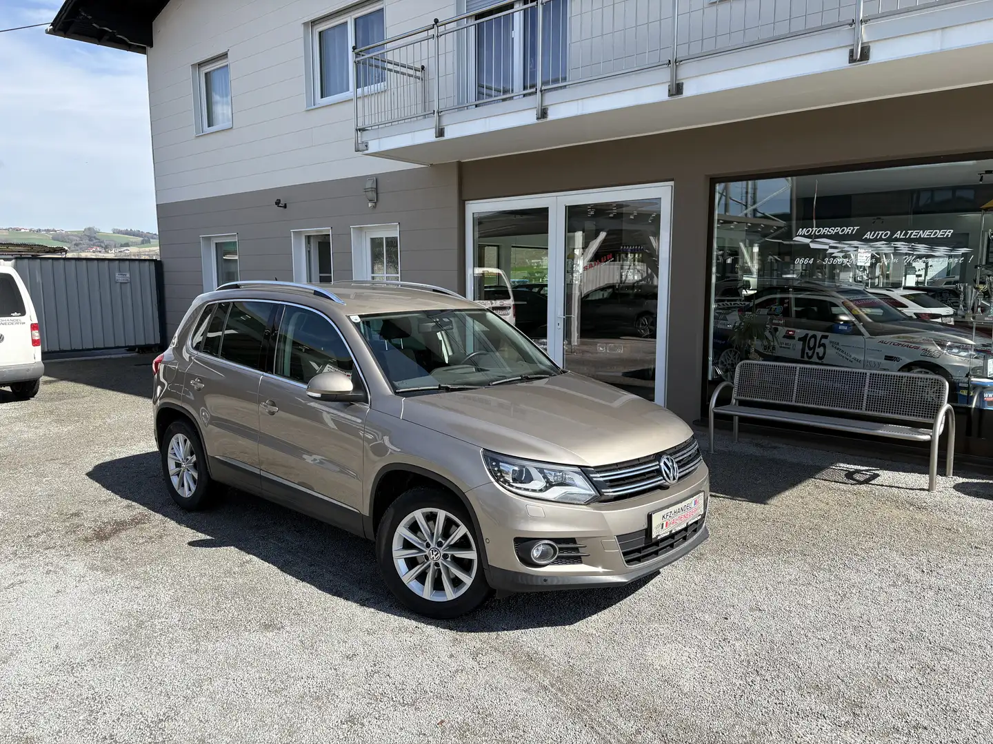 Volkswagen Tiguan 1,4 TSI Karat BMT *1.BESITZ*AHK*SITZH*TEMP*XENON* Beige - 1