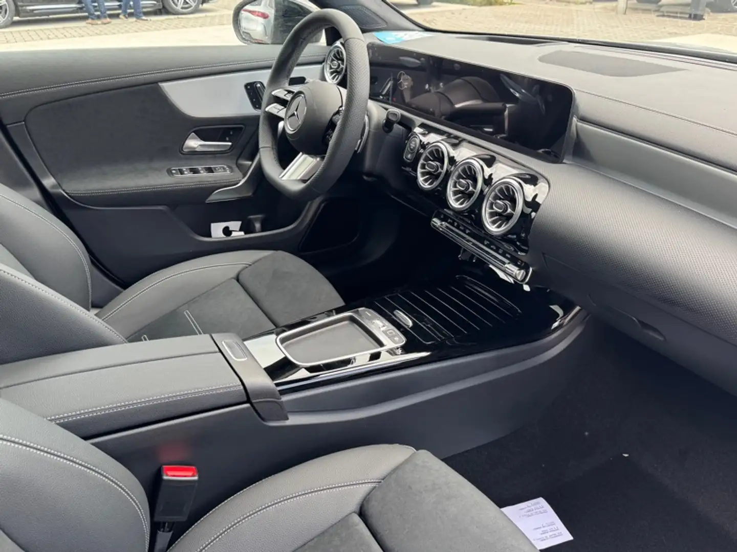 Mercedes-Benz CLA 180 180 Shooting Brake Star Edition - AMG Line SAGA Hu Blauw - 2