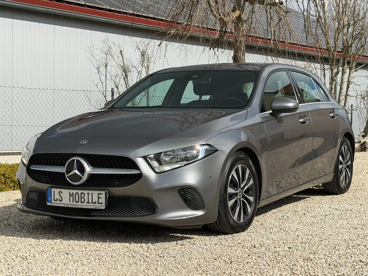 Mercedes-Benz A 180 A 180 d 7G DCT Rückfahrkamera*LED*MBUX*TüV Grau - 2