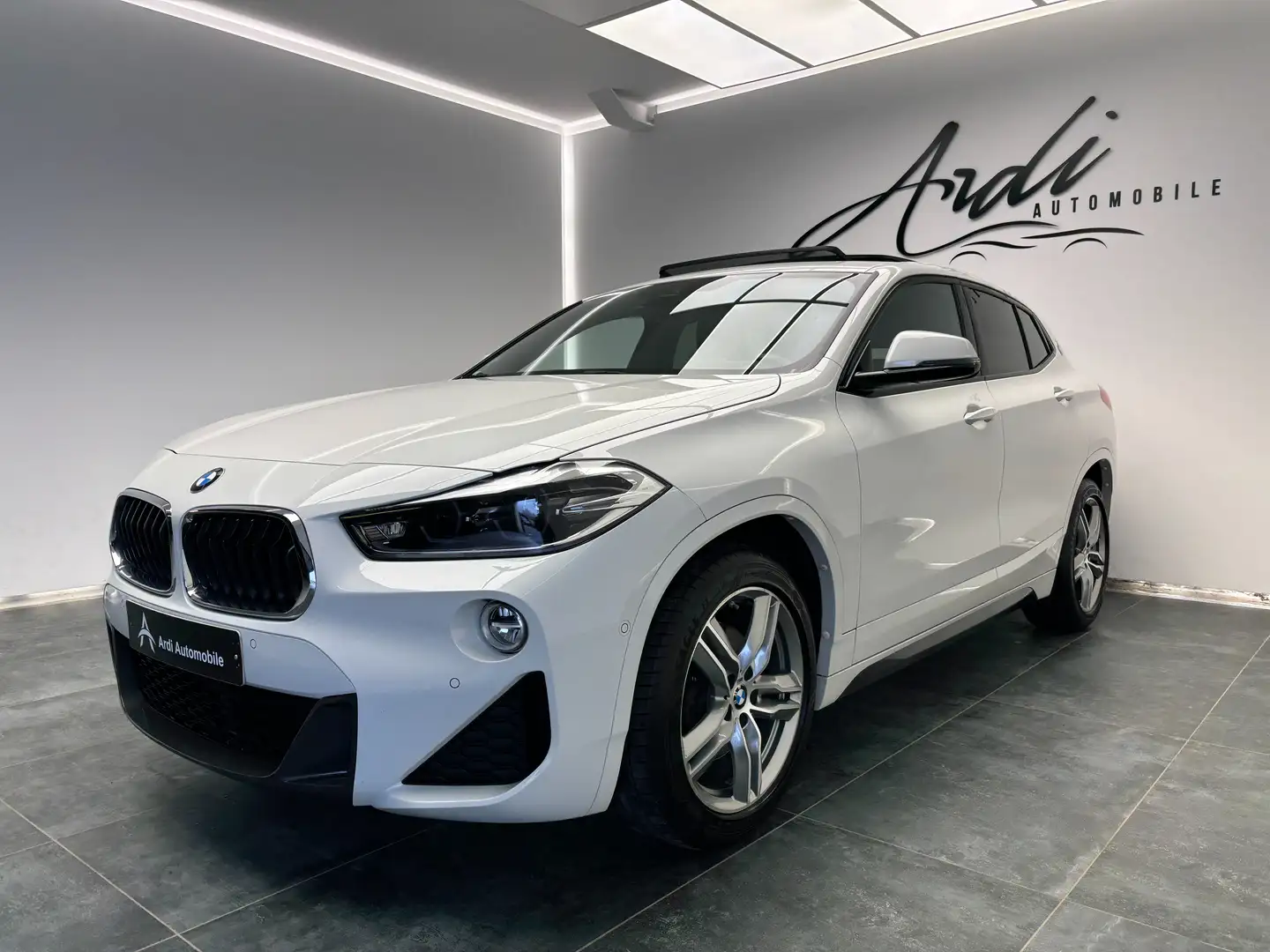 BMW X2 1.5iA sDrive18 *PACK M*TOIT OUV*1ER PROP*GARANTIE* Blanc - 1
